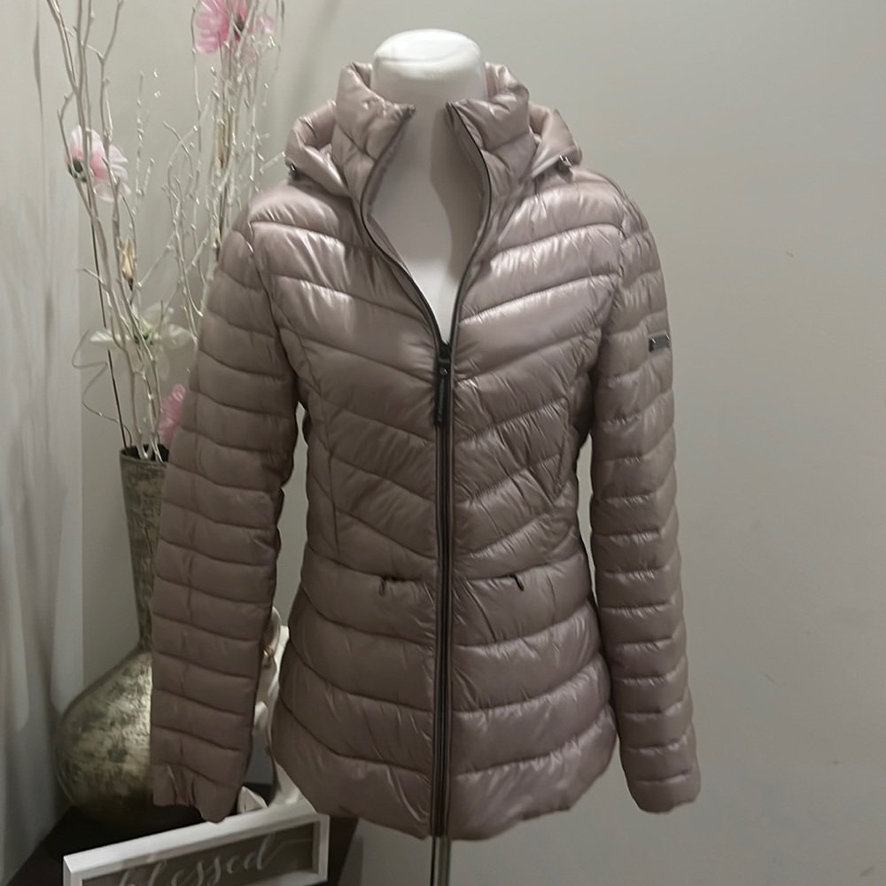 BCBGMAXAZRIA NWT bare pink feather free eco friendly fill + packable.